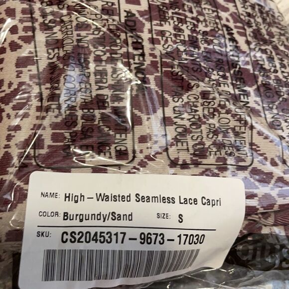 NWT! Fabletics High-Waisted Seamless Lace Capri Workout Gym Leggings - Picture 8 of 8